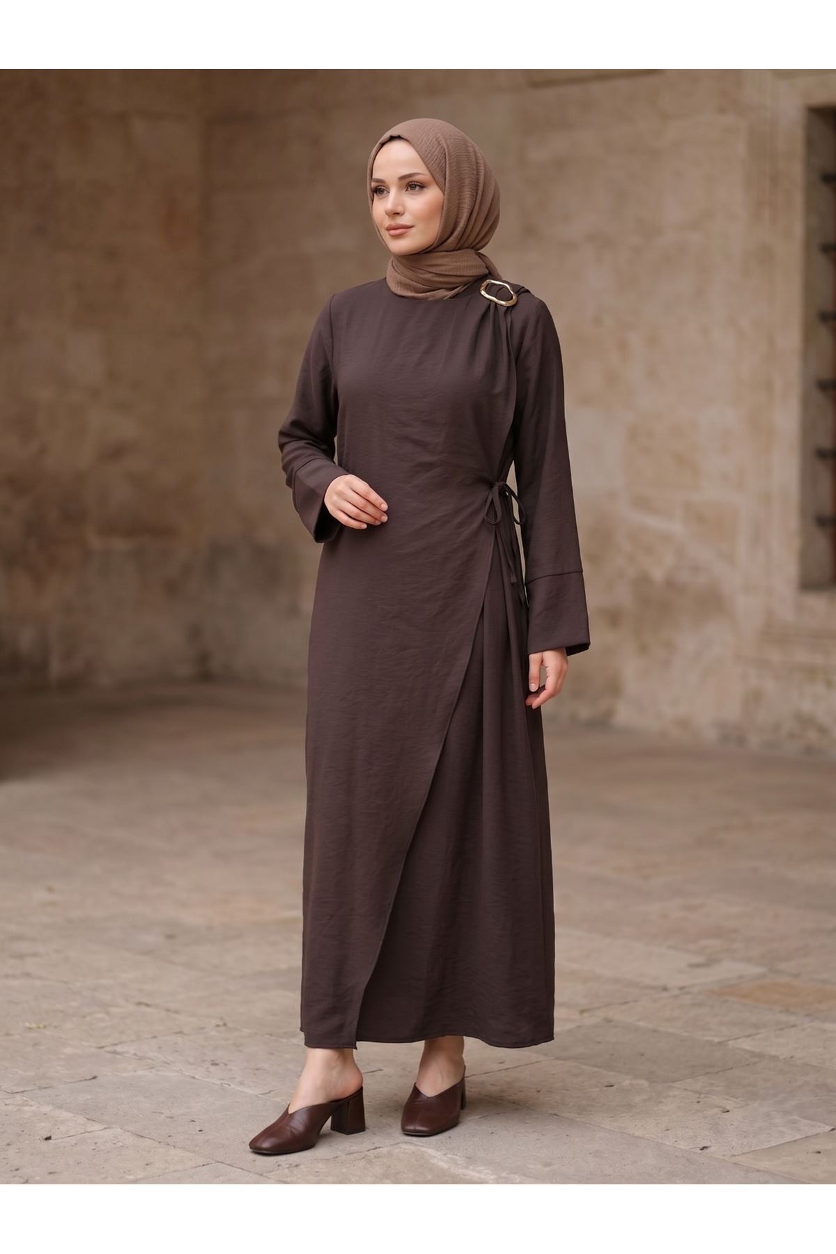 ELB04143-KHV Omuz Pİle Toka DetayTensel  Elbise-Kahve