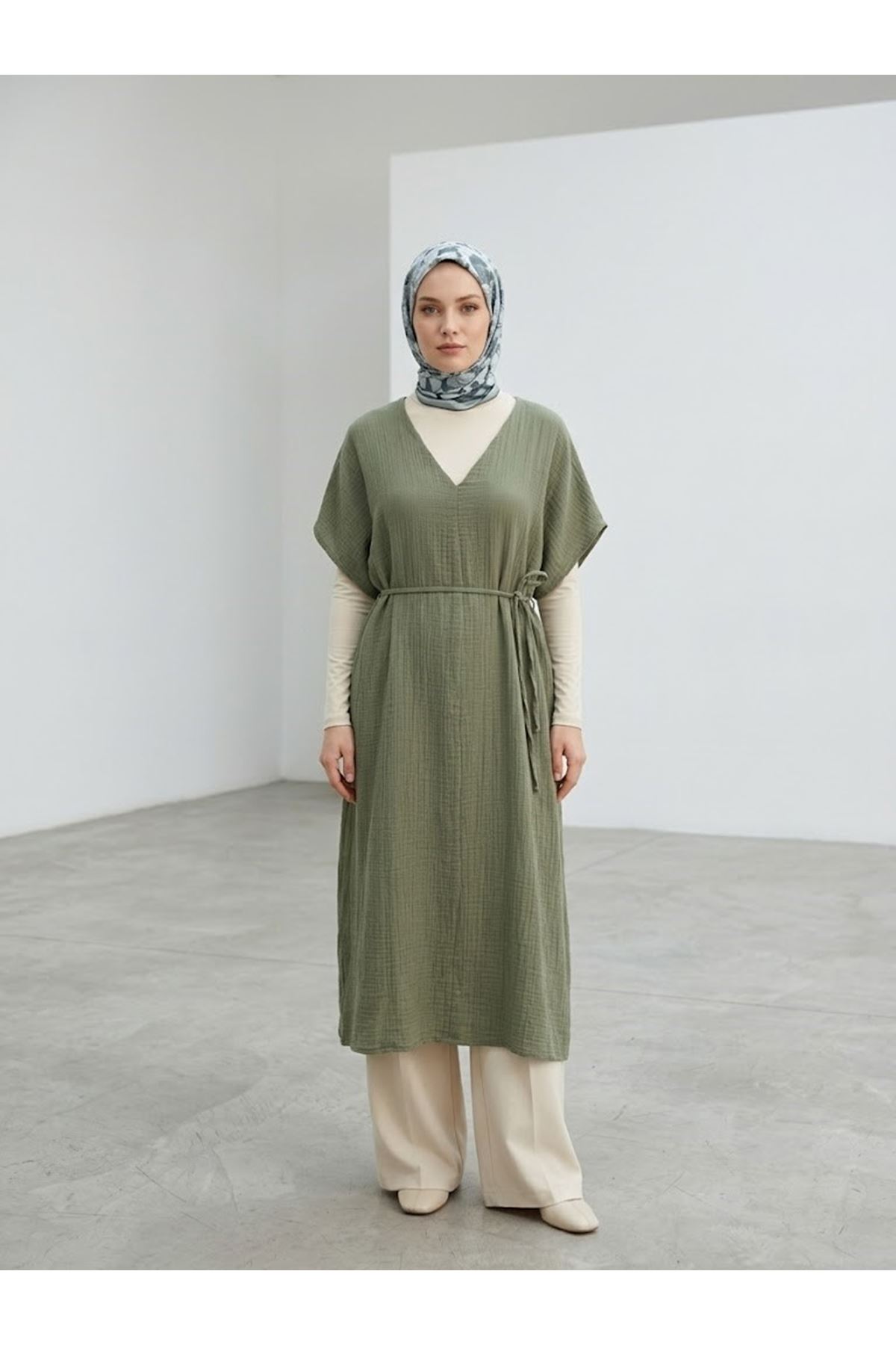 ELB04160-HKİ Rahat  Kesim V Yaka Müslin Elbise-Haki