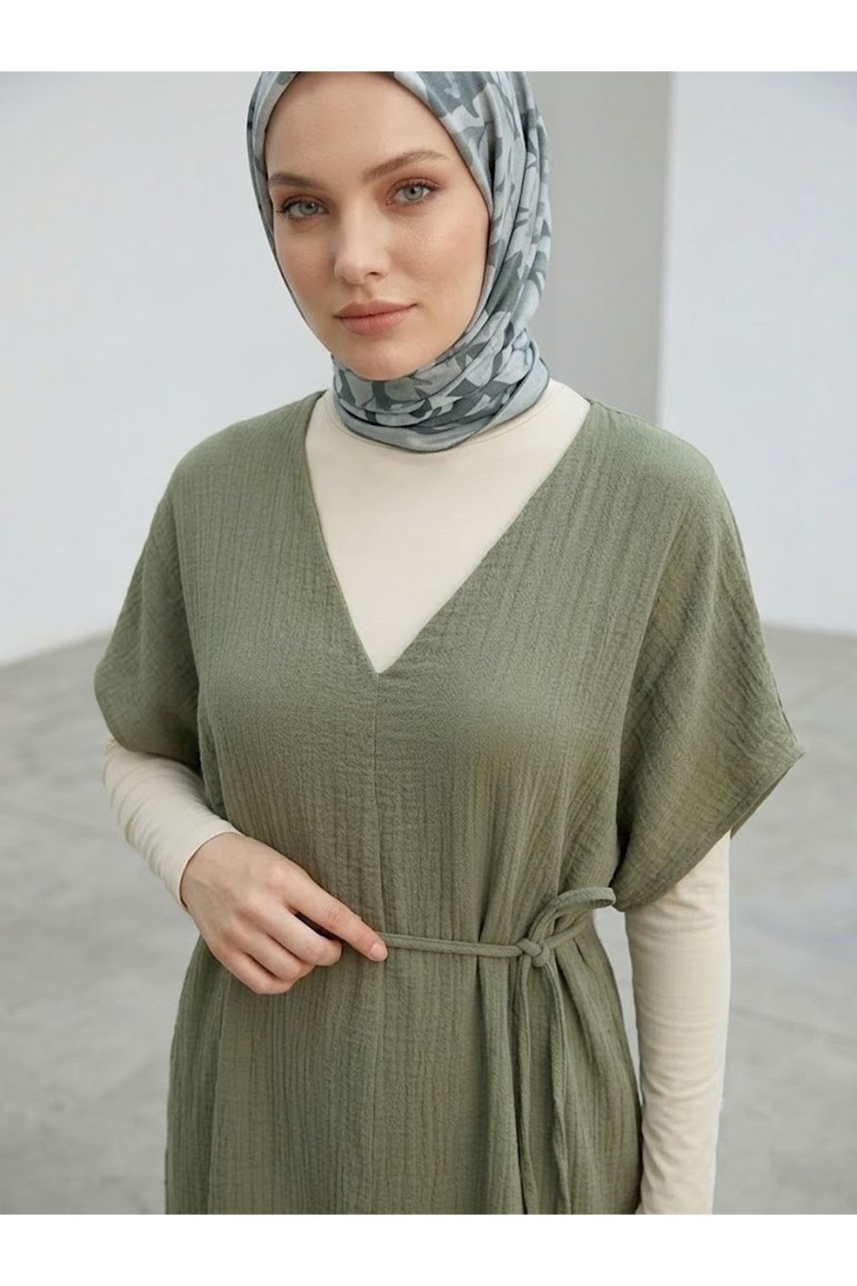 ELB04160-HKİ Rahat  Kesim V Yaka Müslin Elbise-Haki