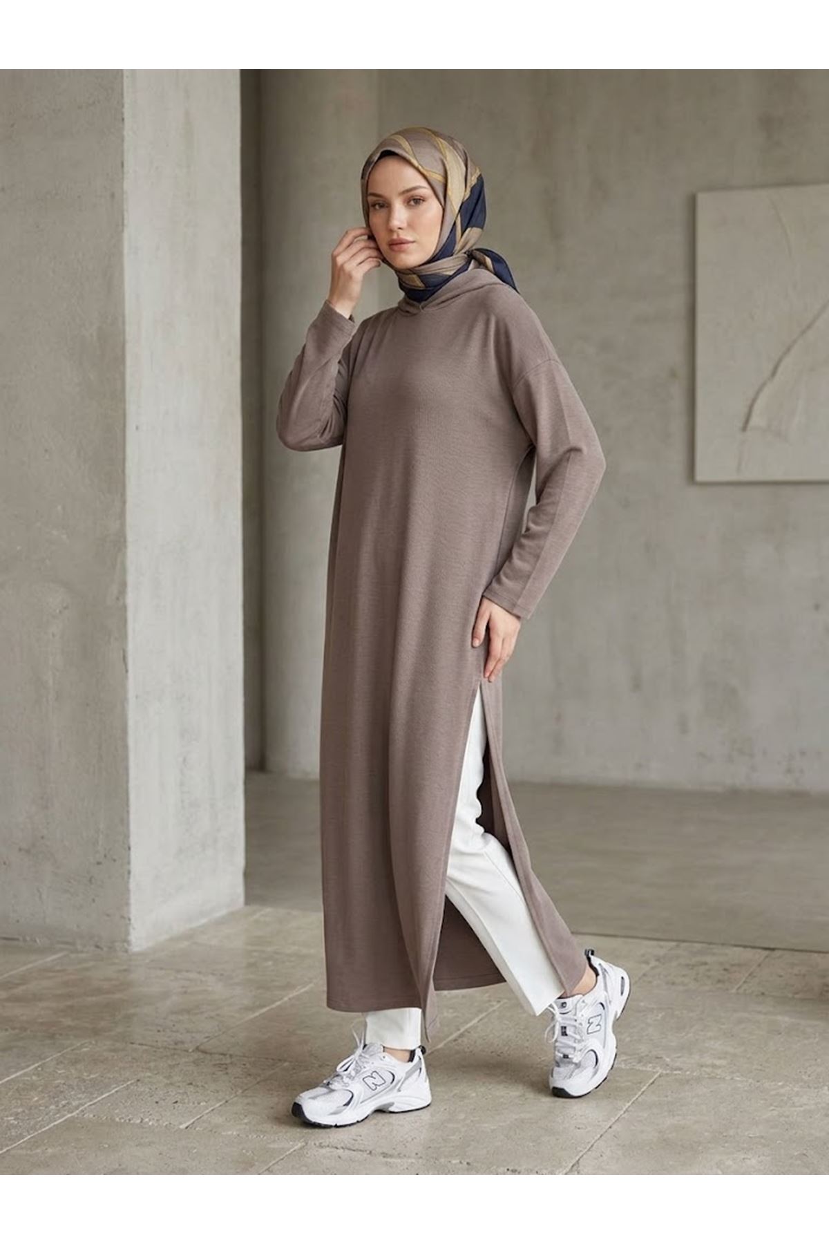 ELB04175-P102 Kapşonlu Yan Yırtmaçlı Pike Elbise-Açık Kahve