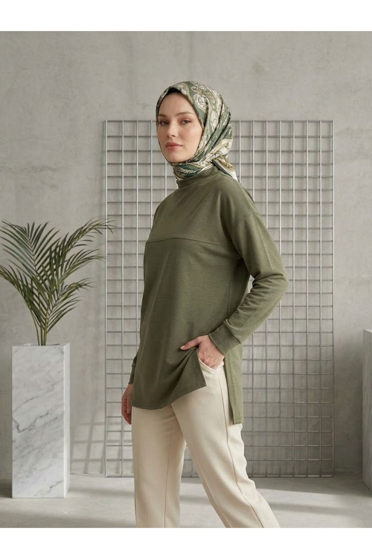 TUN06008-HKİ Yarım Yaka Ön Robalı Yırtmaçlı Tunik-Haki
