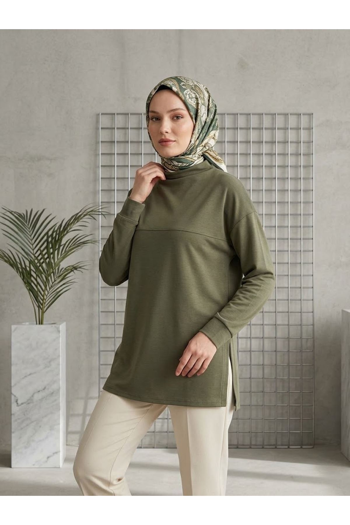 TUN06008-HKİ Yarım Yaka Ön Robalı Yırtmaçlı Tunik-Haki