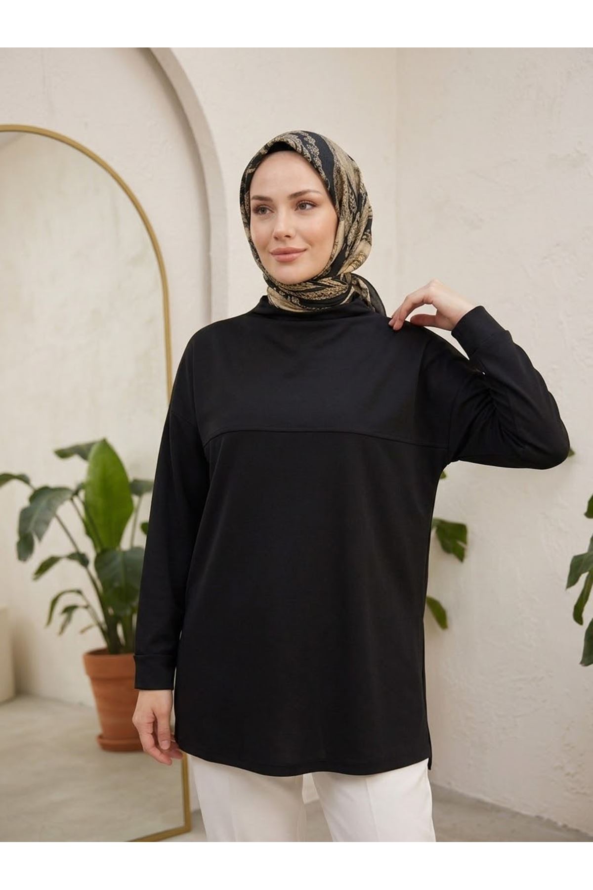 TUN06008-SYH Yarım Yaka Ön Robalı Yırtmaçlı Tunik-Siyah