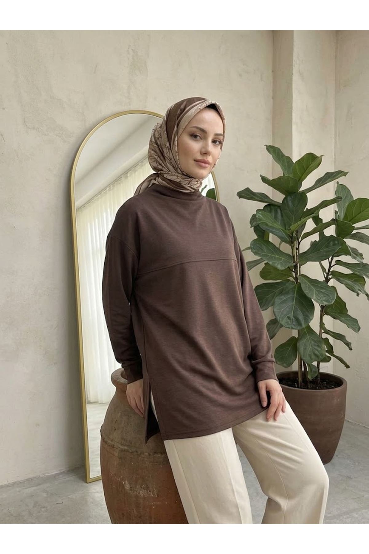TUN06008-KHV Yarım Yaka Ön Robalı Yırtmaçlı Tunik-Kahve