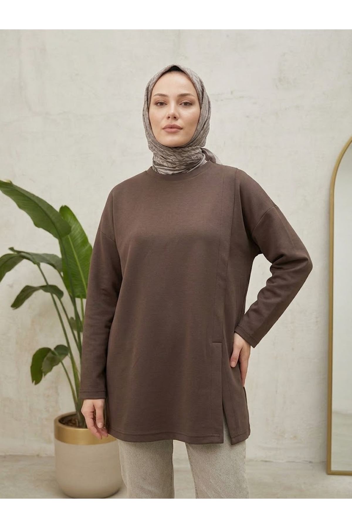 TUN06011-KHV Yan Hareket Yırtmaç Detay Oysh Tunik-Kahve