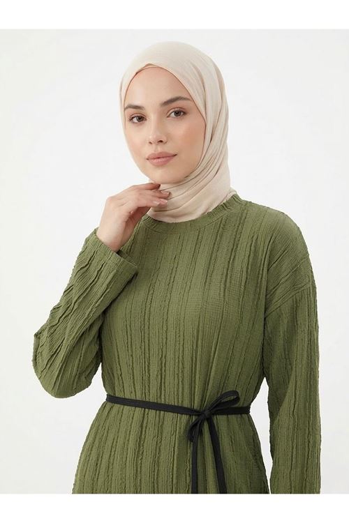 ELB04128-HKİ Pilise Dokulu Kemer Detay Elbise-Haki