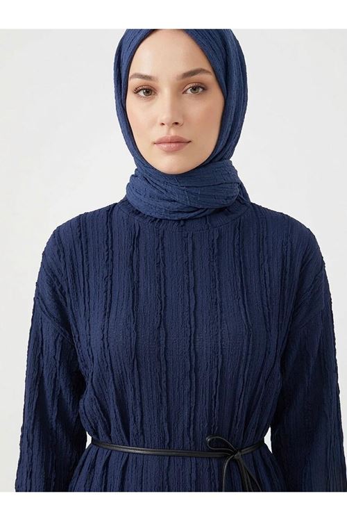 ELB04128-LCV Pilise Dokulu Kemer Detay Elbise-Lacivert