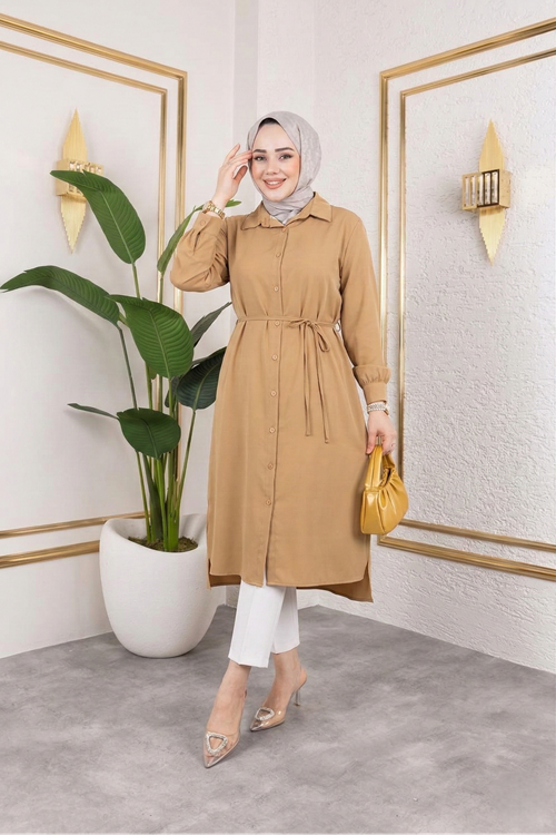 TUN05867-CRM Kadın Yırtmaç Detaylı Kuşaklı Gömlek Yaka Boydan Düğmeli Uzıun Tesettür Tunik-Karamel